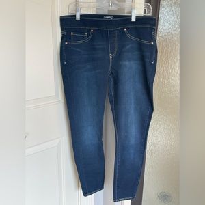NWOT Signature by Levi Strauss - Totally Shaping Pull-On Skinny - Size 14 Short
